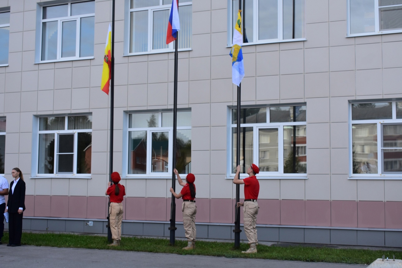 Поднятие государственного флага Российской Федерации.